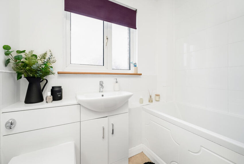 32 Meadowpark Road - Bathroom