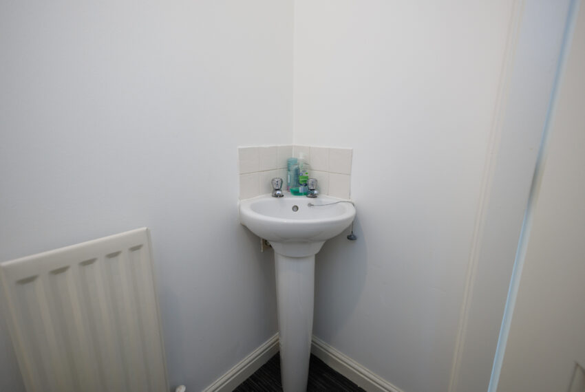 11 Copperwood Wynd - Downstairs Toilet 2