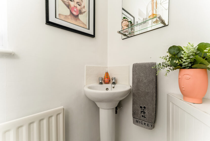 18 Blair Atholl Gardens - Downstairs toilet 2